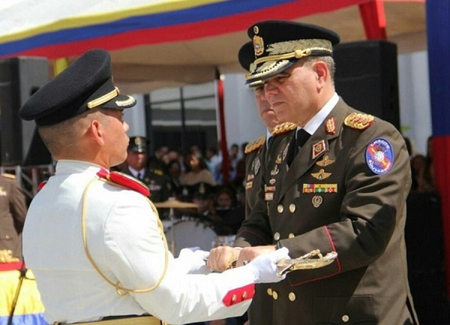 El ministro de Defensa entrega el sable a un teniente del Ejército venezolano. Foto: Ministerio del Poder Popular para la Defensa.