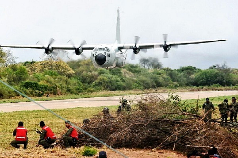 Avión C-130 Hercules de la FAB en vuelo rasante sobre la pista. Foto: Agencia Boliviana de Información.