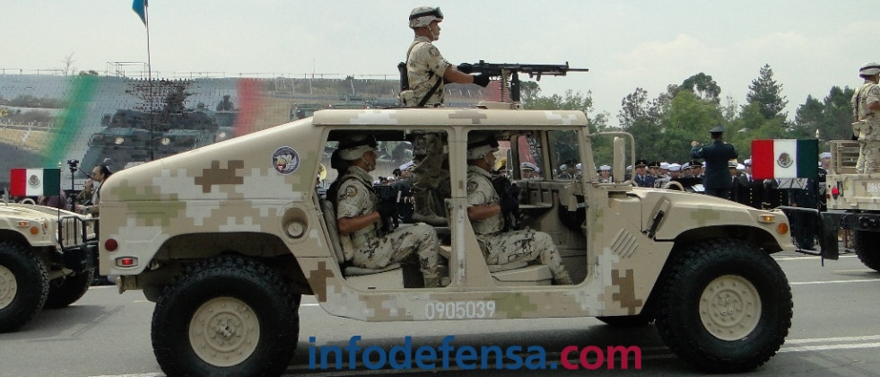 Vehículo 4x4 utilitario Humvee, del Ejercito mexicano en esquema pixel desértico. Imagen: JAQC.