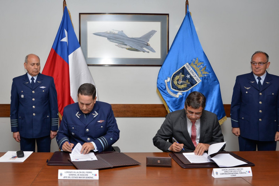 Firma de acuerdo de cooperación entre FACh y CONAF. Foto: Fuerza Aérea de Chile