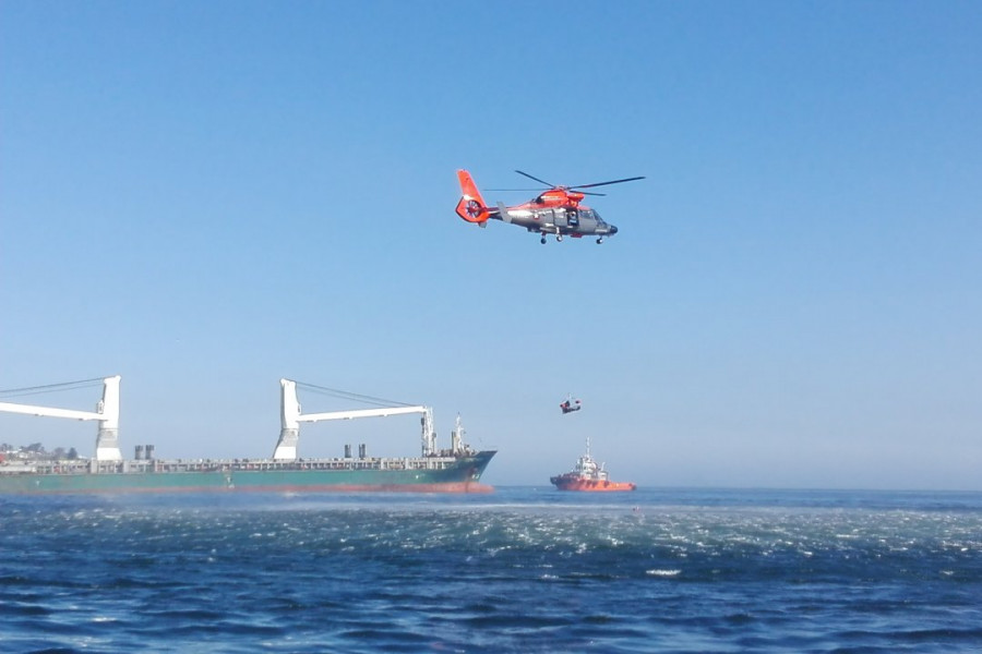 Helicóptero HH-65 Dauphin apoyando a Directemar durante entrenamiento de combate a la contaminación. Foto: Directemar