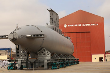 El nuevo Hangar de Submarinos de SIMA Callao y el SS-34 BAP Chipana delante. Foto: Ministerio de Defensa del Perú