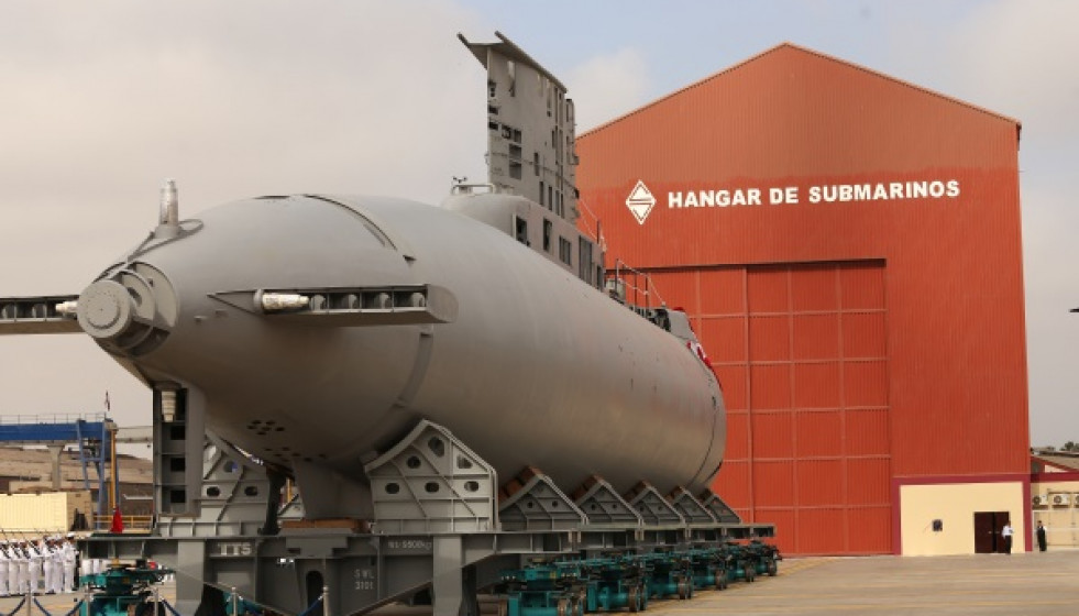 El nuevo Hangar de Submarinos de SIMA Callao y el SS-34 BAP Chipana delante. Foto: Ministerio de Defensa del Perú