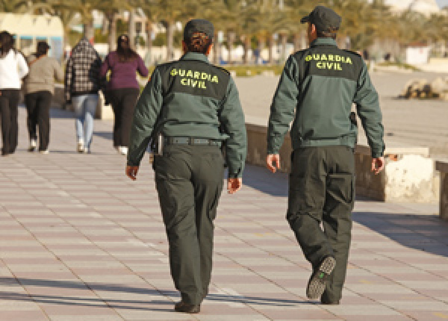 Imagen de archivo de dos agentes de la Guardia Civil