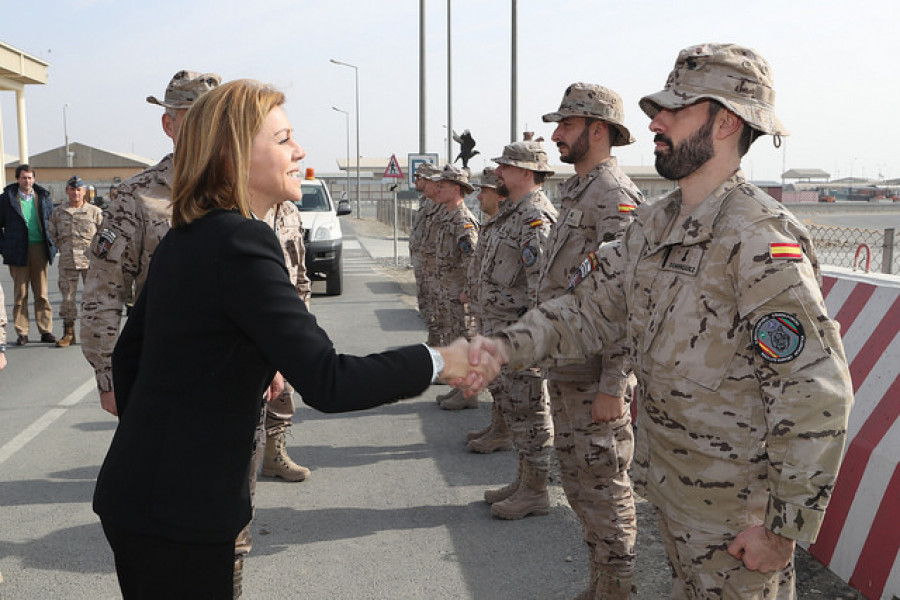 Cospedal saluda a los militares españoles en Kabul. Foto: Ministerio de Defensa