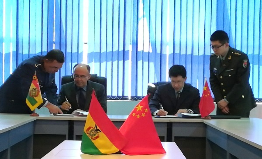 El ministro Ferreira y el embajador Liang Yu suscriben el protocolo de asistencia para la FAB. Foto: Agencia Boliviana de Información.