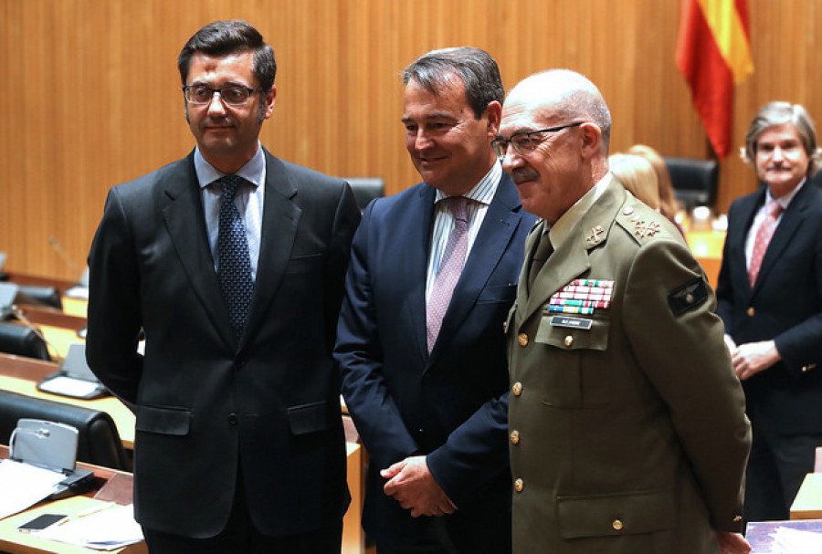 El general Alejandre junto con Agustín Conde y Arturo Romaní. Foto: Ministerio de Defensa