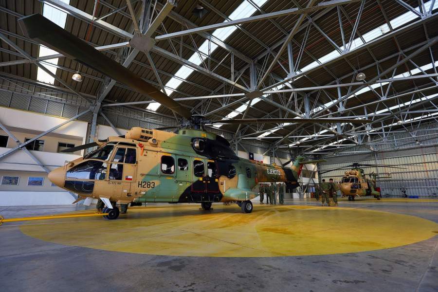 Helicópteros AS532 Cougar de la Bave en hangar de la base aérea La Independencia de Rancagua. Foto: Ministerio de Defensa
