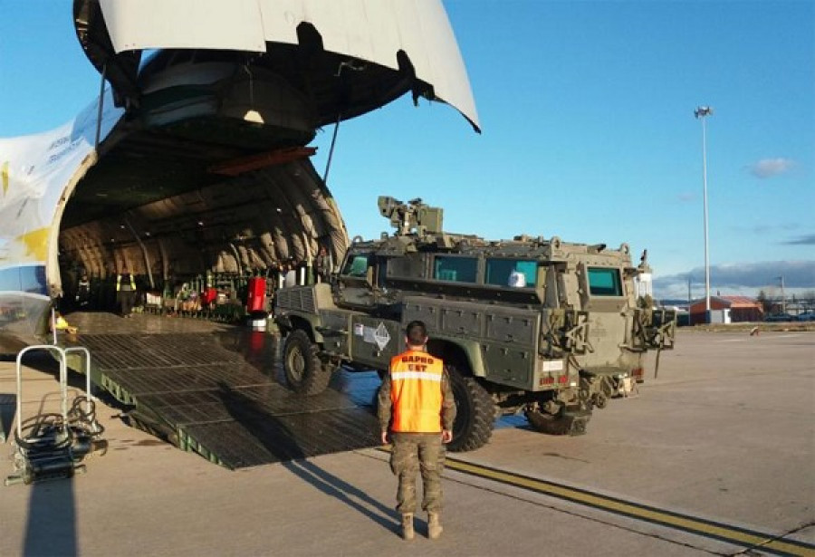 Carga de vehículos en un AN-124. Foto: FLO