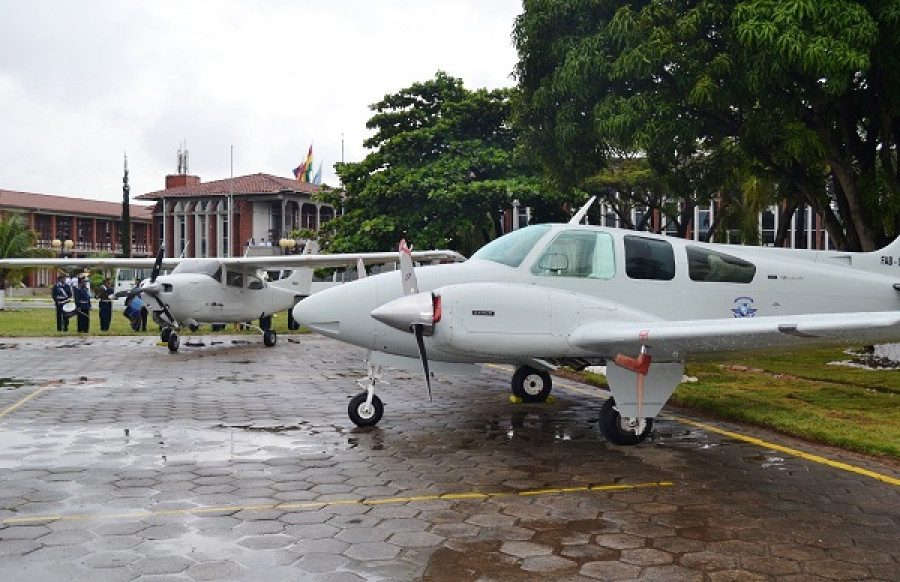 Un Baron 55 y un Cessna 210, dos de los cinco aviones entregados a la FAB. Foto: Agencia Boliviana de Información.