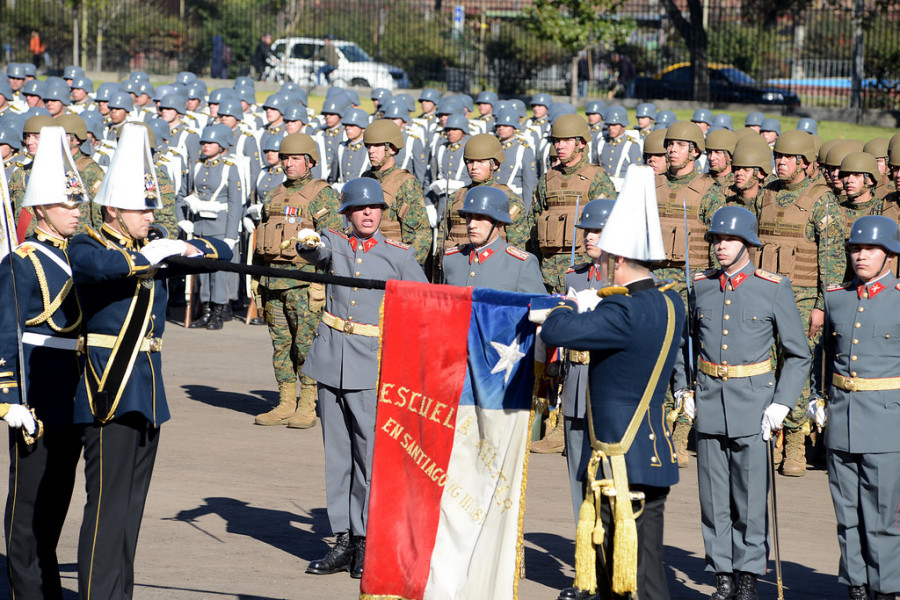 Juramento de subtenientes ante estandarte de combate de la Escuela Militar. Foto: Ejército de Chile