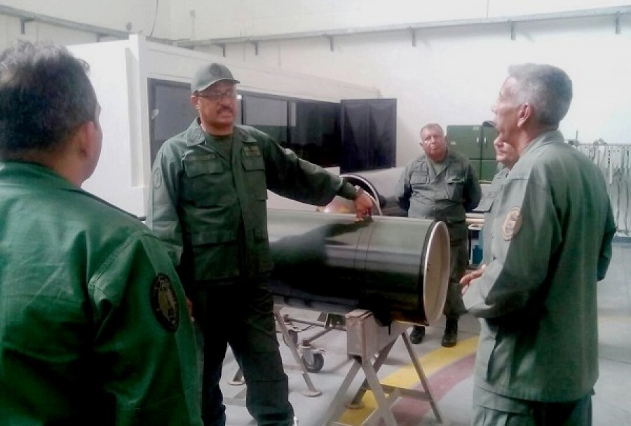 El almirante Edglis Herrera inspecciona el taller de torpedos. Foto: Armada de Venezuela.
