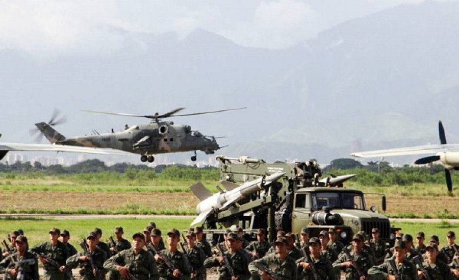 Helicóptero Mi-35M2 en vuelo -al fondo- durante el acto aniversario del Ceofanb. Foto: Comando Estratégico Operacional.