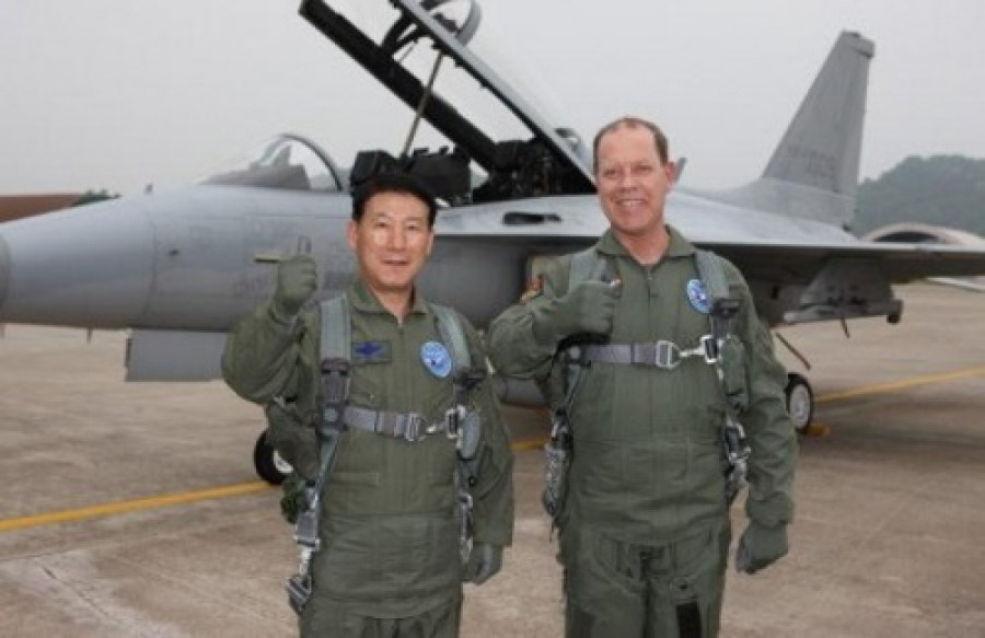 El entonces general Dante Arévalo Abate, en mayo de 2015, tras volar en el caza ligero FA-50. Foto: Ministerio de Defensa de Corea del Sur