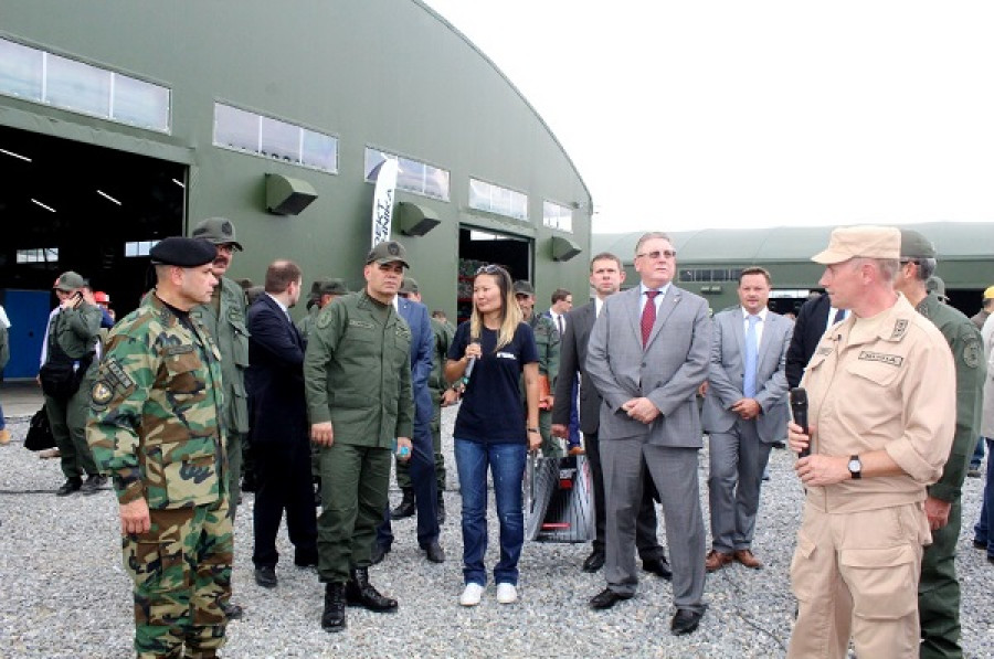 El ministro Padrino centro recibe explicaciones de técnicos rusos. Foto: Ministerio del Poder Popular para la Defensa.