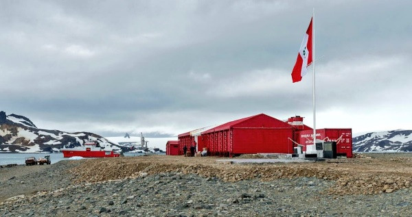La Estación Científica Antártica Machu Picchu y, al fondo, el BAP Carrasco´. Foto: Marina de Guerra del Perú.
