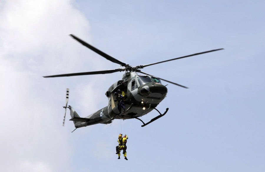Helicóptero Bell 212 de la Fuerza Aérea Salvadoreña en maniobras el día de la Independencia. Foto: Ministerio de Defensa de El Salvador.
