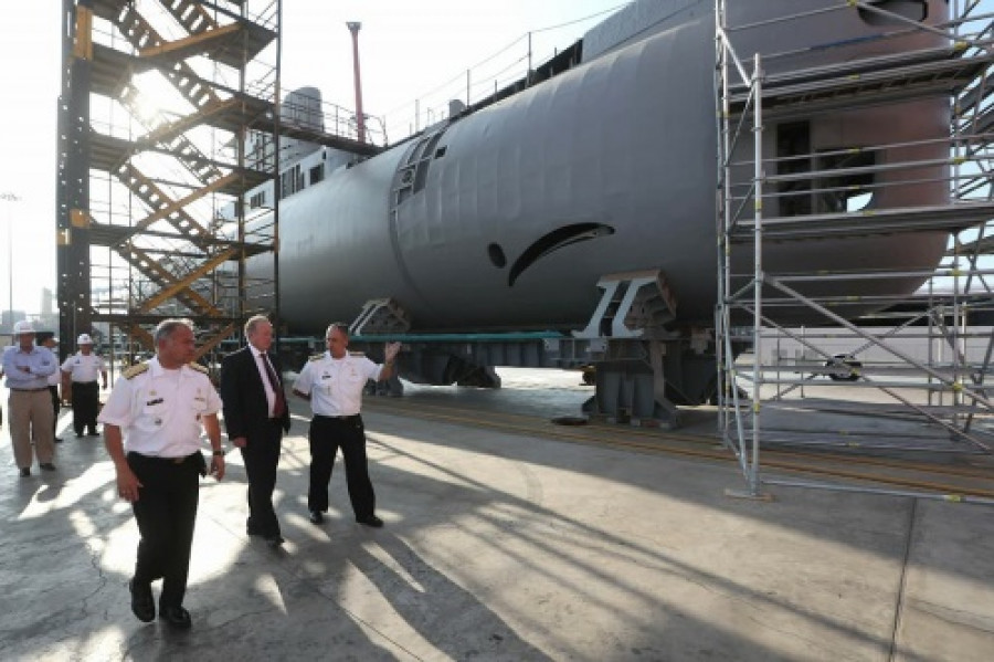 El ministro de Defensa Jorge Kisic inspecciona el submarino Chipanana´ en proceso de modernización. Foto: Ministerio de Defensa del Perú.