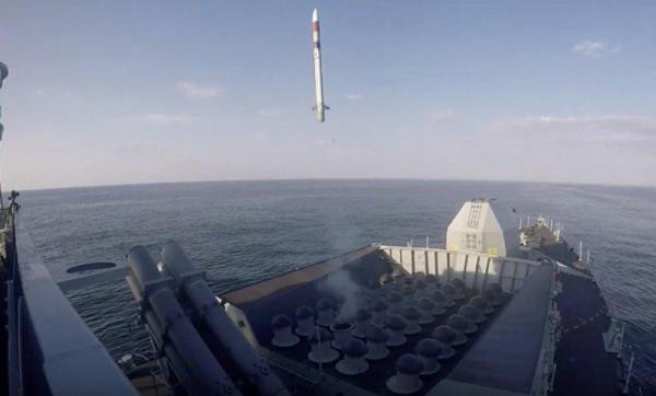 Disparo de misil CAMM desde fragata HMS Argyll