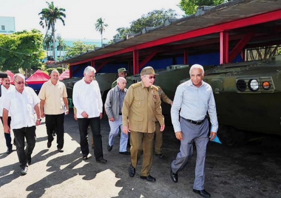 El general Raúl Castro durante su visita a la Empresa Industrial Militar de Santiago de Cuba. Foto: Granma.