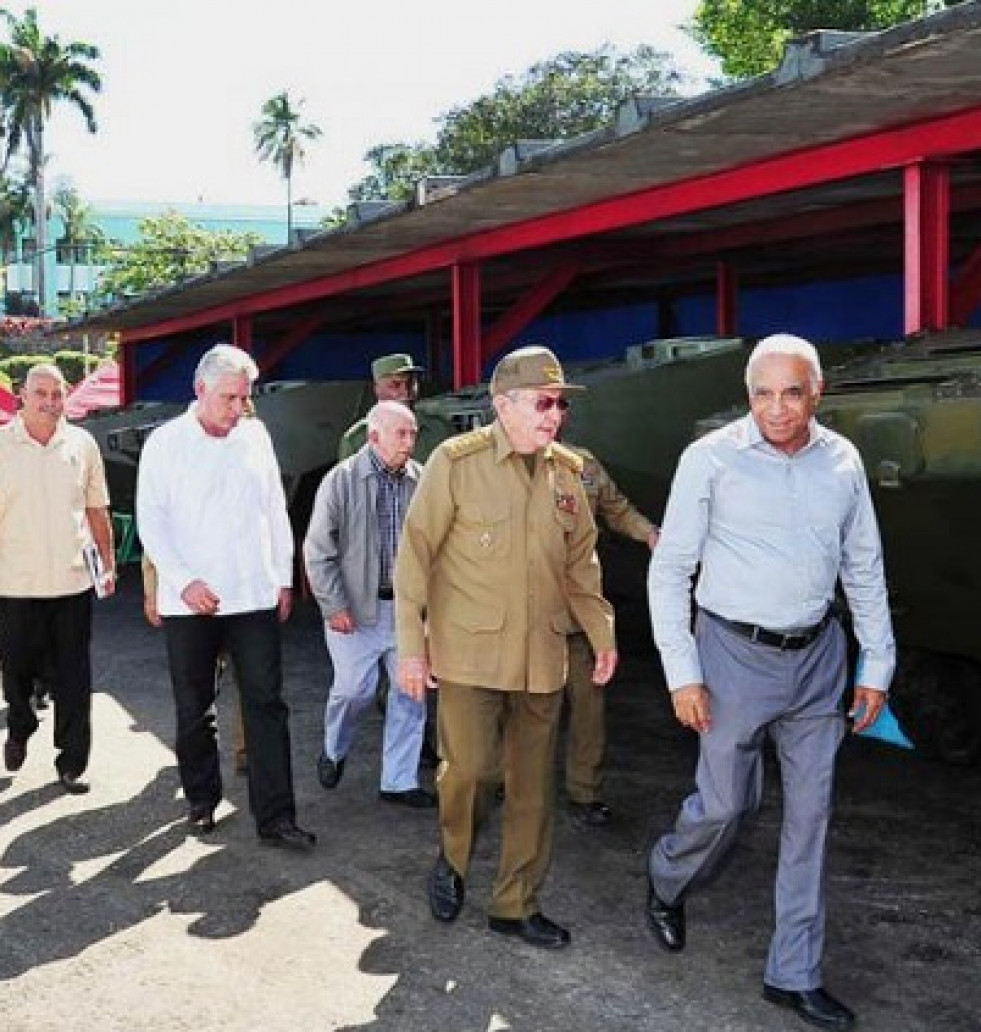 El general Raúl Castro durante su visita a la Empresa Industrial Militar de Santiago de Cuba. Foto: Granma.
