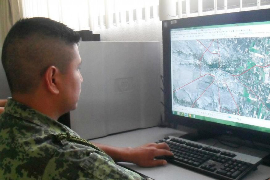 Un militar en trabajos de ciberdefensa.