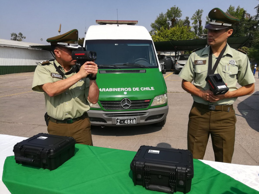 El Prolaser 4 de Kustom Signals demora 0,3 segundos en capturar la velocidad de un vehículo. Foto: Carabineros de Chile
