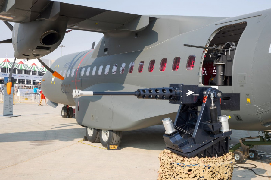 C295 Armed ISR expuesto en Dubai con diferentes configuraciones de armamento. Foto: