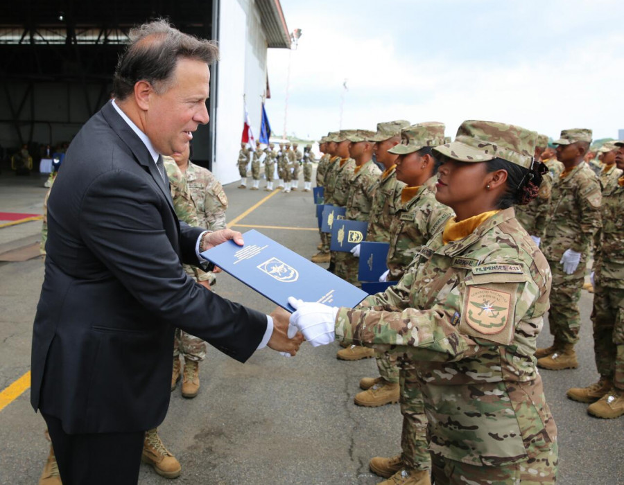 El Presidente de Panamá, Juan Carlos Varela, entrega un diploma a uno de las agentes del Senan. Foto: Presidencia de Panamá
