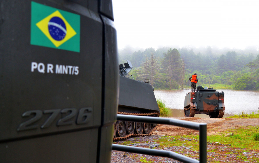 As viaturas VBTP M113BR foram verificadas com relação aos parâmetros de pivotamento, estanqueidade, flutuabilidade e navegabilidade.