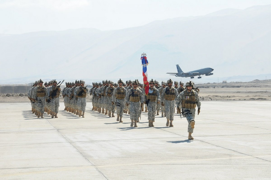 Infantes de Aviación desfilan en la base aérea Los Cóndores en un nuevo aniversario de la unidad. Foto FACh