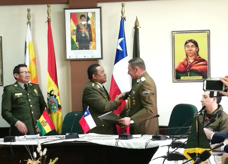 Los jefes policiales de Bolivia y Chile se saludan durante el encuentro en La Paz. Foto: Agencia Boliviana de Información.