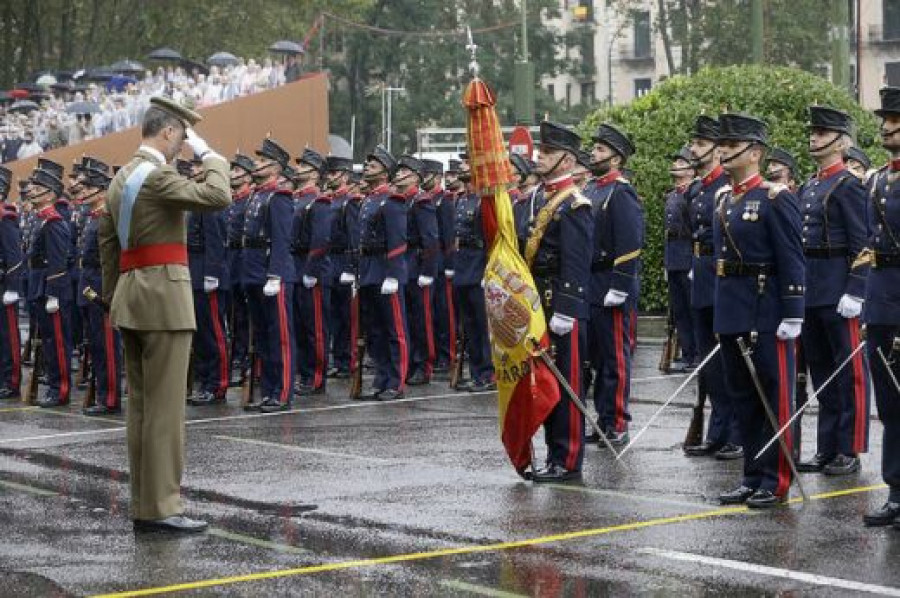 El Rey rinde honores a la bandera durante el Día de la Fiesta Nacional de 2016. Foto: Infodefensa.com
