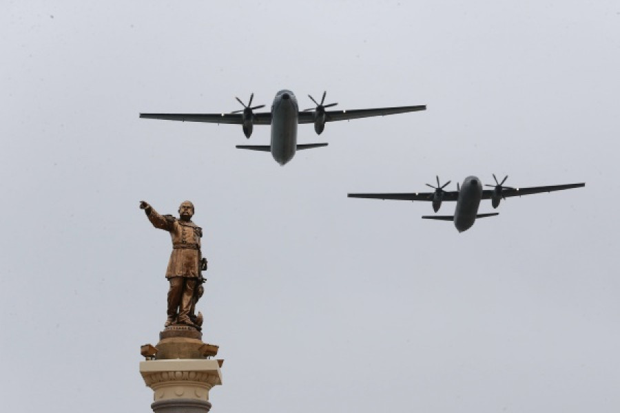 Dos aviones Fokker de la Marina sobrevuelan la estatua del héroe naval peruano Miguel Grau. Foto: Ministerio de Defensa del Perú