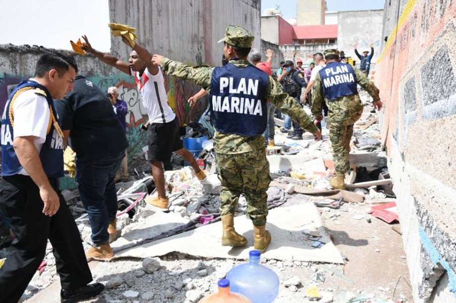 Soldados del Plan Marina ayudando a los damnificados.