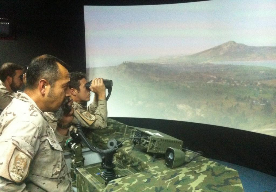 Observadores de artillería de la Armada planeando un ejercicio. Foto: Armada