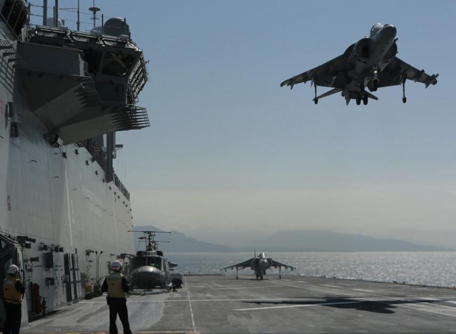 Un harrier aterriza en el LHD Juan Carlos I. Foto: Armada española