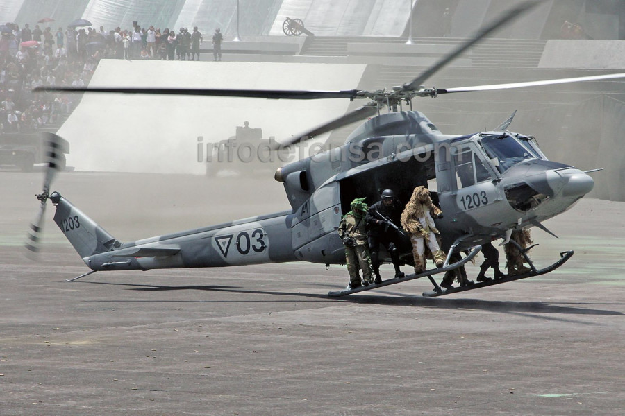 Helicóptero Bell-412 de la FAM en un ejercicio con fuerzas especiales. Foto Infodefensa.