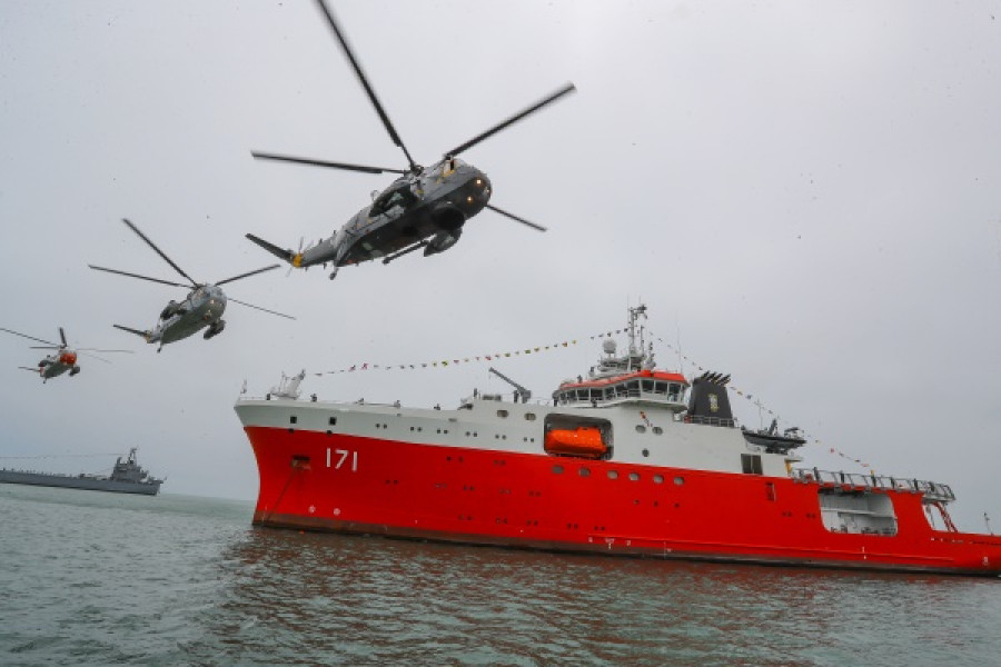 Helicópteros Sea King vuelan delante del nuevo buque de investigación BAP Carrasco, este 8 de octubre. Foto: Presidencia del Perú
