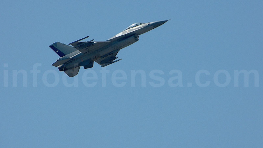 Avión de combate F-16 chileno. Foto: Ginés Soriano Forte  Infodefensa.com