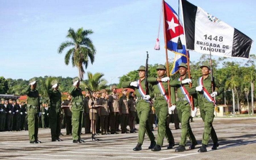 Parada militar en las instalaciones de la 1448 Brigada de Tanques. Foto Granma.
