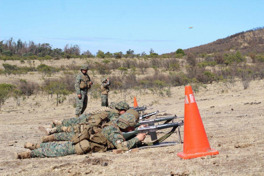 Instructores con fusiles Famae SG 542 de 7,62 x 51 mm durante Curso de Monitor de Tiro. Foto: Ejército de Chile