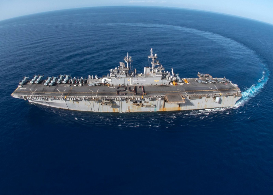 El USS Wasp exhibe su impresionante poder aéreo embarcado. El buque también cuenta con dock alagable capaz de lanzar asaltos anfibios, en la
