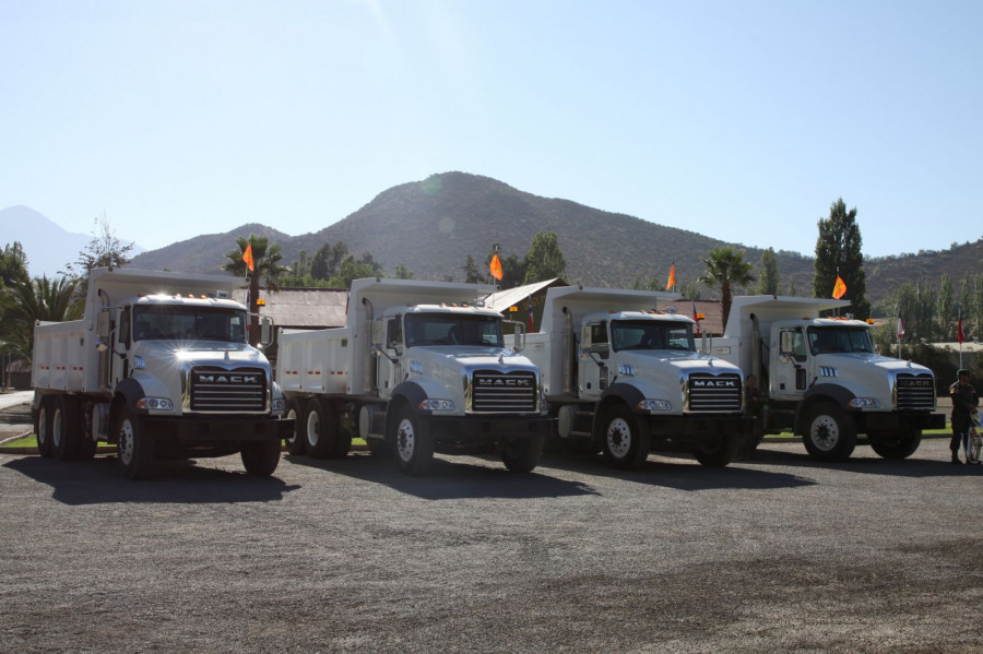 Nuevos camiones tolva línea Granite de Mack Trucks del Ejército de Chile. Foto: Embajada de Estados Unidos en Chile