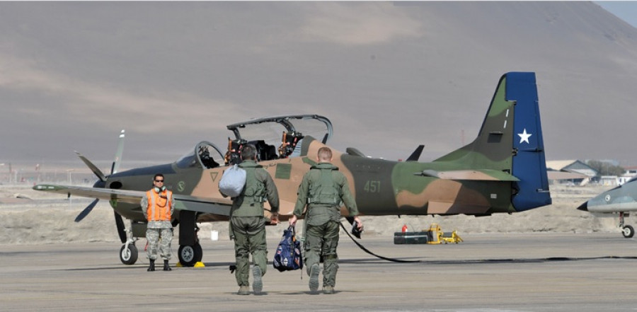 Pilotos de la Fuerza Aérea de Chile caminando hacia un A-29 Super Tucano. Foto: FACh