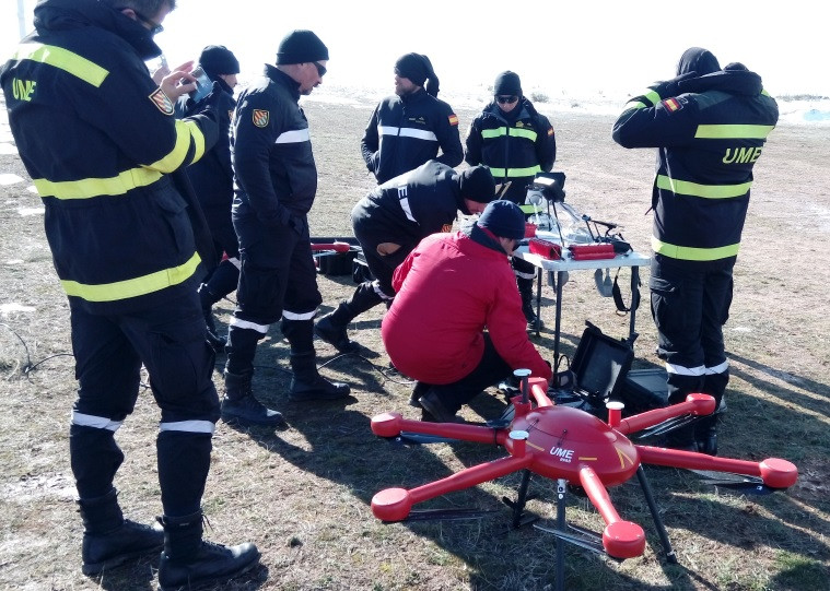 Efectivos de la UME durante el entrenamiento con el Condor. Foto: Dronetools
