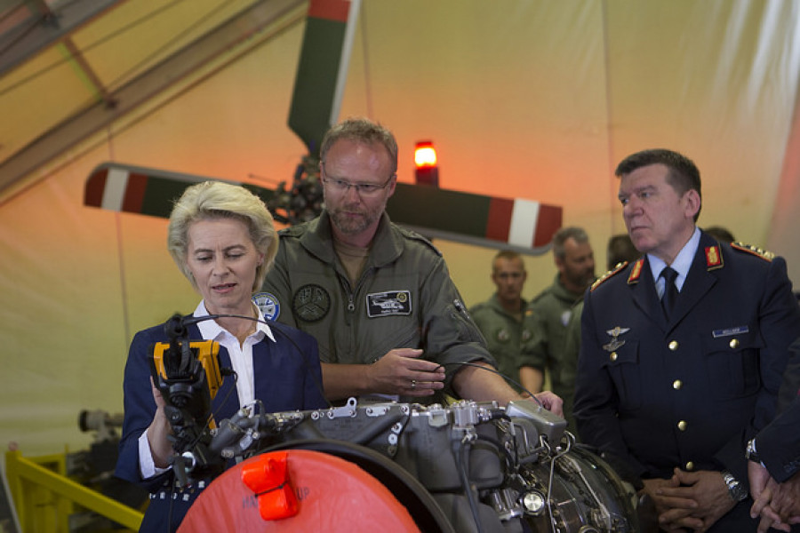 El teniente general Karl Müller derecha, trasla ministra Von der Leyen. Foto: Bundeswehr  Christian Thiel