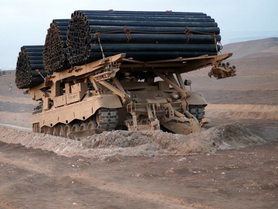 Vehiculo de ingenieros abridor de brechas y lanza fajinas de tubo Ejercito de Chile1