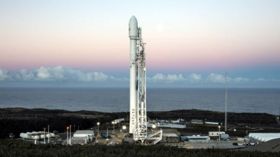 Cohete Falcon 9 en la base de Vandenberg. Foto: SpaceX