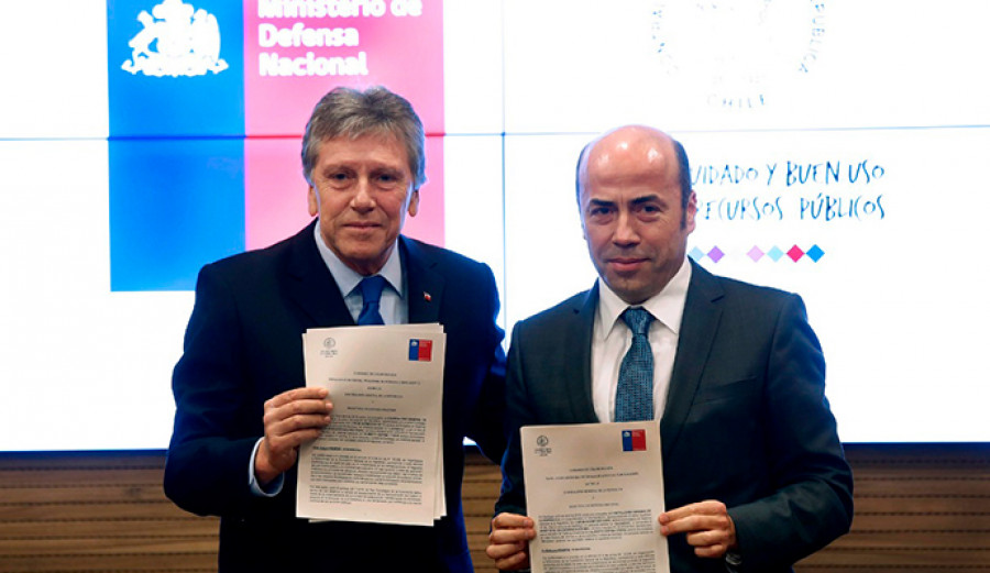 Espina y Bermúdez con el convenio. Foto: Ministerio de Defensa de Chile.